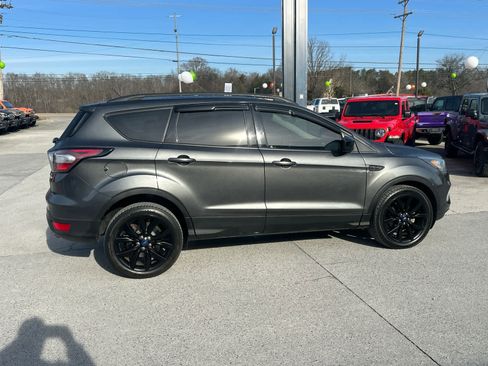 Used 2017 Ford Escape SE w/ Equipment Group 201A image 3