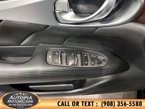 Used 2017 INFINITI Q70 3.7 image 27