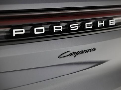 Certified 2025 Porsche Cayenne AWD/4WD image 14