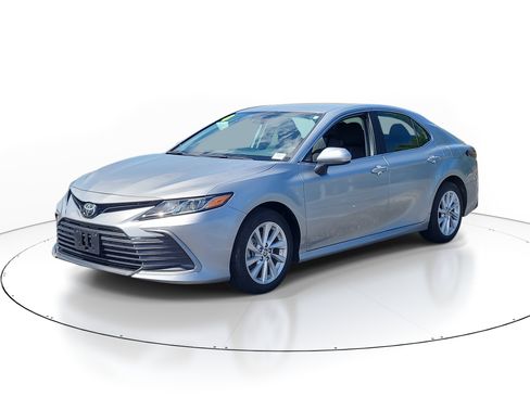 Used 2024 Toyota Camry LE image 3