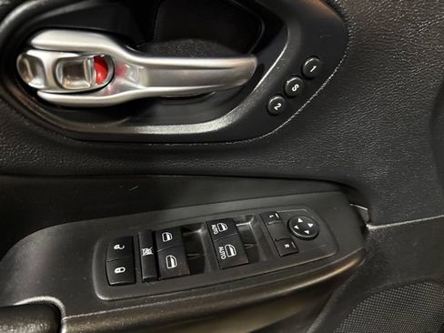 Used 2019 Jeep Cherokee Trailhawk AWD/4WD image 3
