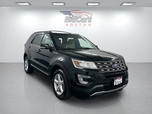 Used 2016 Ford Explorer XLT w/ Equipment Group 202A image 3
