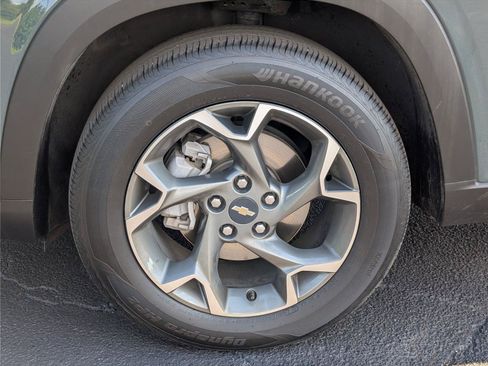 Used 2025 Chevrolet Trax LT FWD image 9