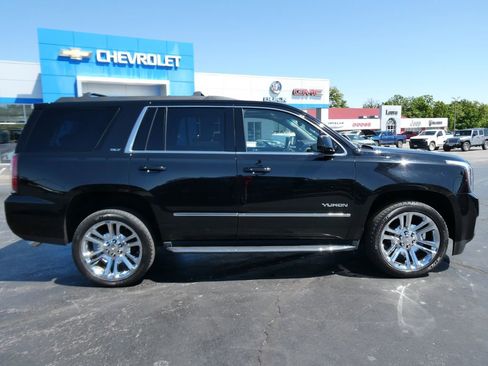 Used 2017 GMC Yukon SLT w/ Premium Edition AWD/4WD image 4