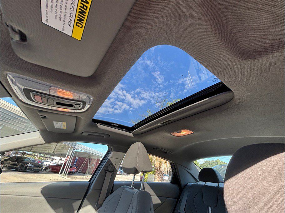 Used 2025 Hyundai Elantra SEL FWD image 33