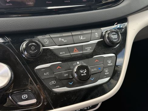 Used 2023 Chrysler Pacifica Touring-L image 22