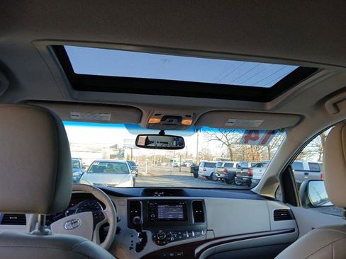 Used 2014 Toyota Sienna XLE image 13