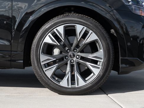 Certified 2025 Audi Q8 Prestige image 34