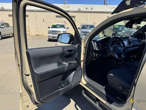 Used 2018 Toyota Tacoma TRD Off-Road w/ Technology Package AWD/4WD image 26