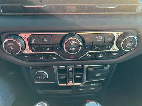 New 2025 Jeep Gladiator Sport image 29