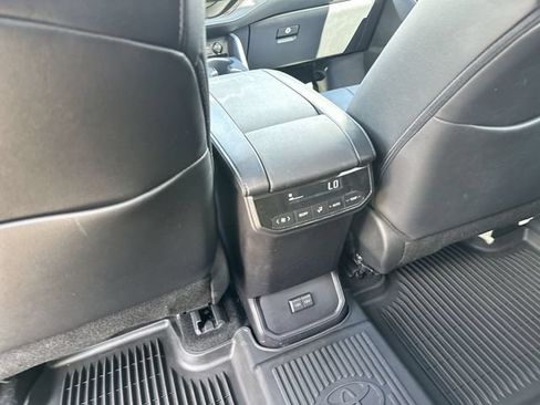 Used 2025 Toyota Highlander XLE AWD/4WD image 25