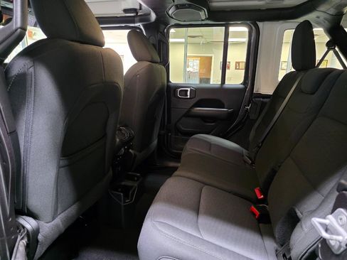 Used 2019 Jeep Wrangler Unlimited Sahara w/ Uconnect 4C Nav & Sound Group AWD/4WD image 18