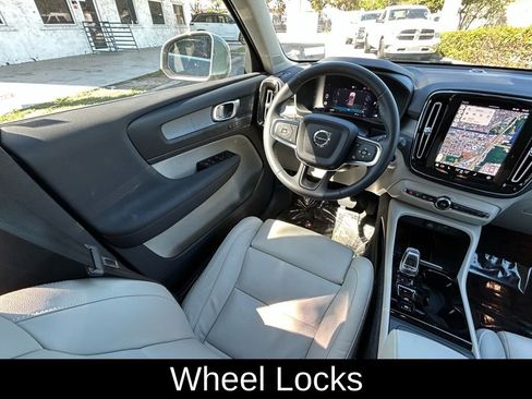 Used 2023 Volvo XC40 B5 Plus w/ Protection Package Premier image 9