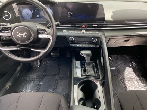 Used 2025 Hyundai Elantra SEL FWD image 11