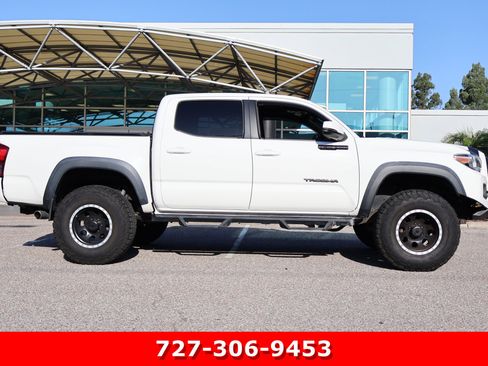 Used 2017 Toyota Tacoma TRD Off-Road AWD/4WD image 10