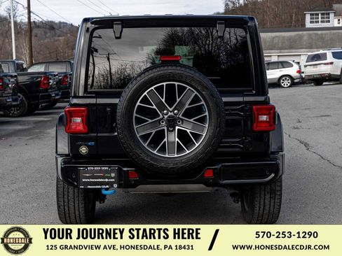 Used 2022 Jeep Wrangler Unlimited Sahara image 5