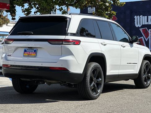 Used 2022 Jeep Grand Cherokee Altitude AWD/4WD image 2