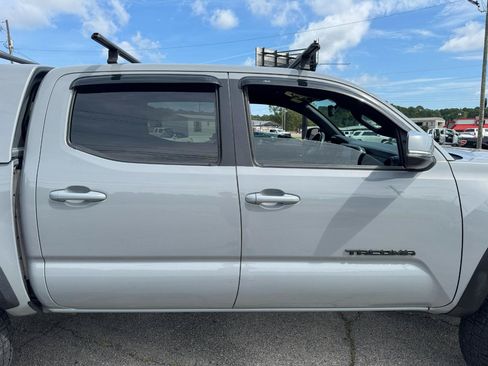Used 2021 Toyota Tacoma TRD Off-Road w/ Technology Package AWD/4WD image 13