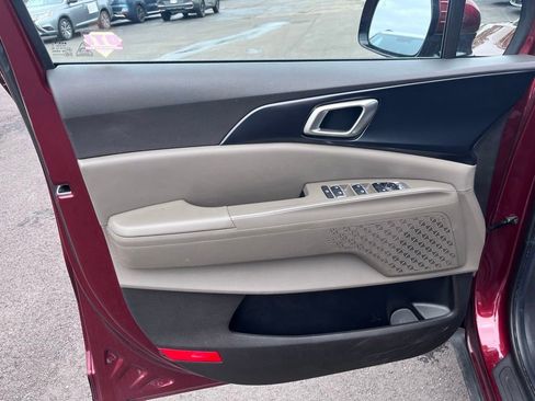 Certified 2025 Kia Carnival FWD image 8