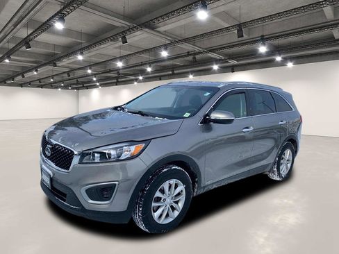 Used 2018 Kia Sorento LX image 2