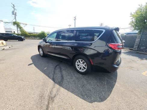 Used 2023 Chrysler Pacifica Touring-L FWD image 20