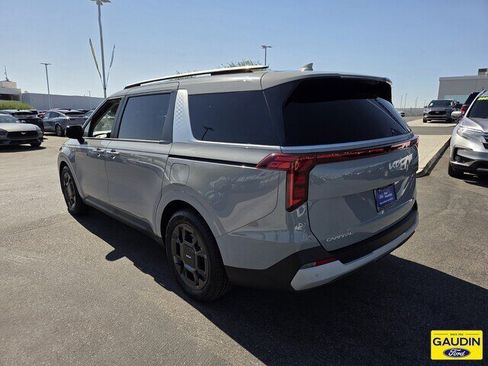 Used 2025 Kia Carnival EX FWD image 5