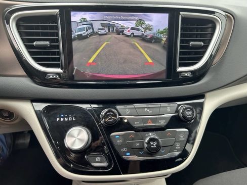 Used 2023 Chrysler Voyager LX image 14