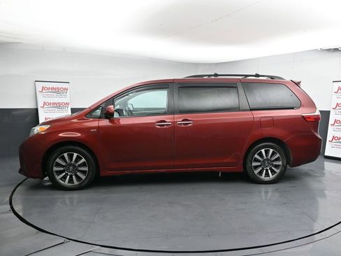 Used 2018 Toyota Sienna XLE image 5