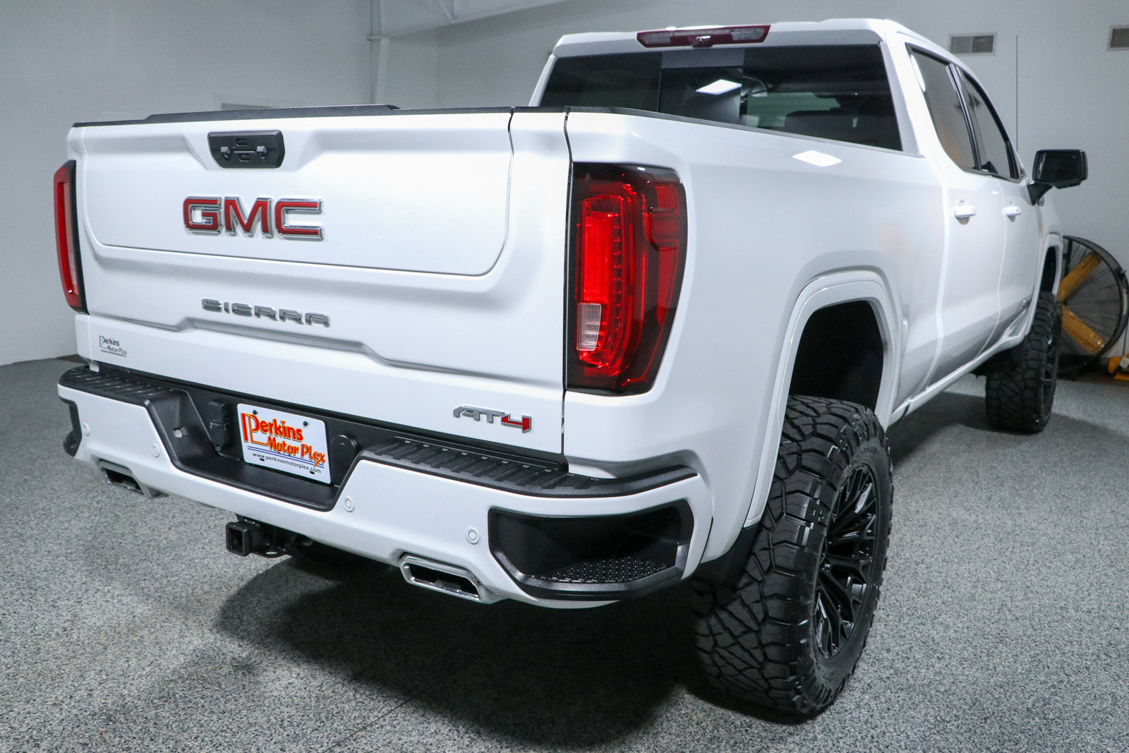 Used 2024 GMC Sierra 1500 AT4 w/ Technology Package AWD/4WD image 7
