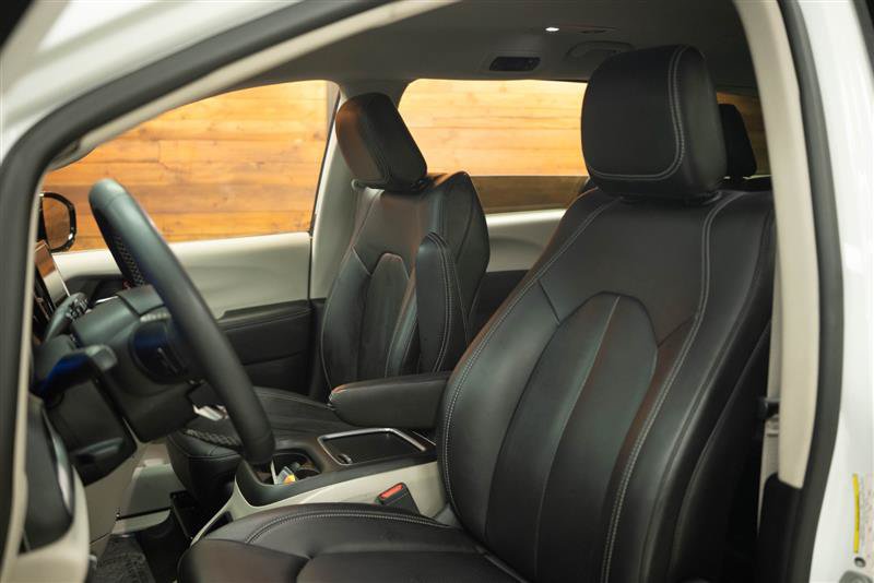 Used 2024 Chrysler Pacifica Limited FWD image 11
