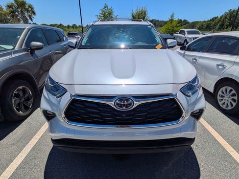 Used 2024 Toyota Highlander Limited FWD image 4