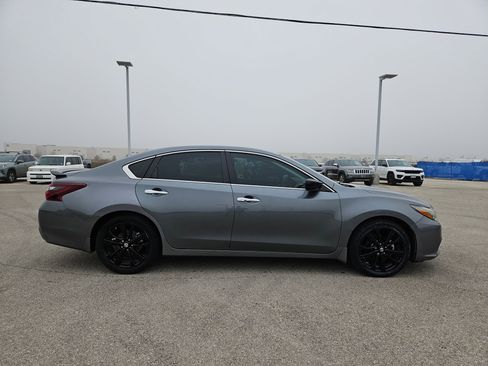 Used 2017 Nissan Altima 2.5 SR w/ Midnight Edition Package image 2