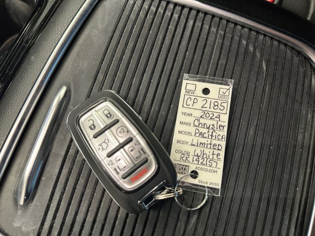 Used 2024 Chrysler Pacifica Limited AWD/4WD image 18