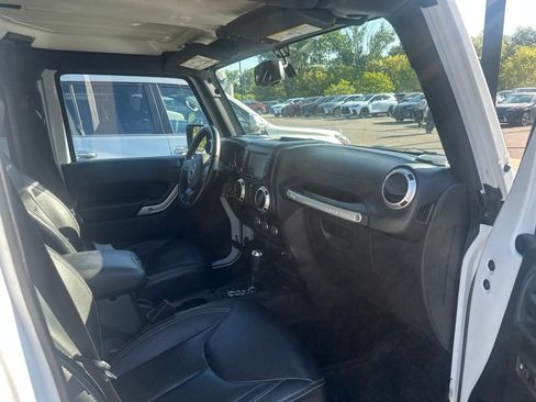Used 2015 Jeep Wrangler Unlimited Rubicon w/ Connectivity Group AWD/4WD image 20