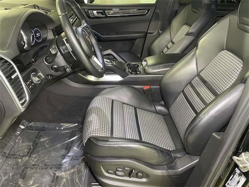 Used 2023 Porsche Cayenne Turbo S image 16
