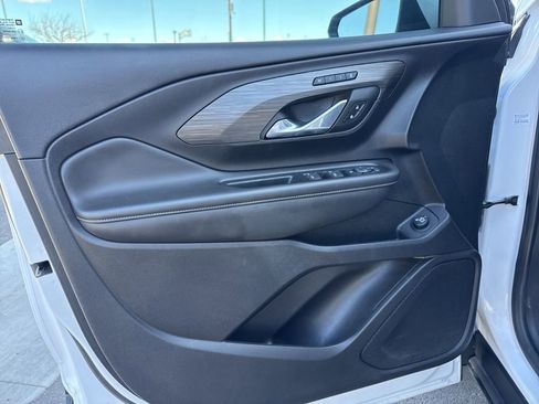 Used 2023 GMC Terrain SLT image 14