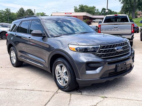 Used 2020 Ford Explorer XLT AWD/4WD image 2