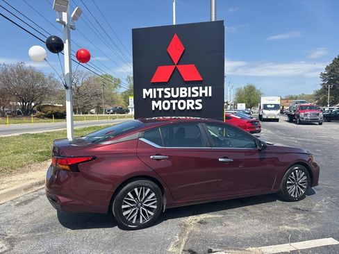 Used 2025 Nissan Altima 2.5 SV FWD image 2