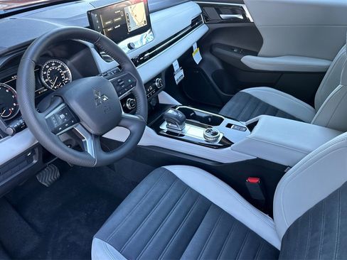 New 2025 Mitsubishi Outlander SE image 11