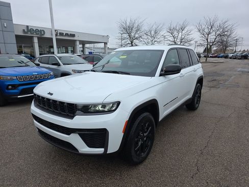 New 2026 Jeep Grand Cherokee Laredo image 1