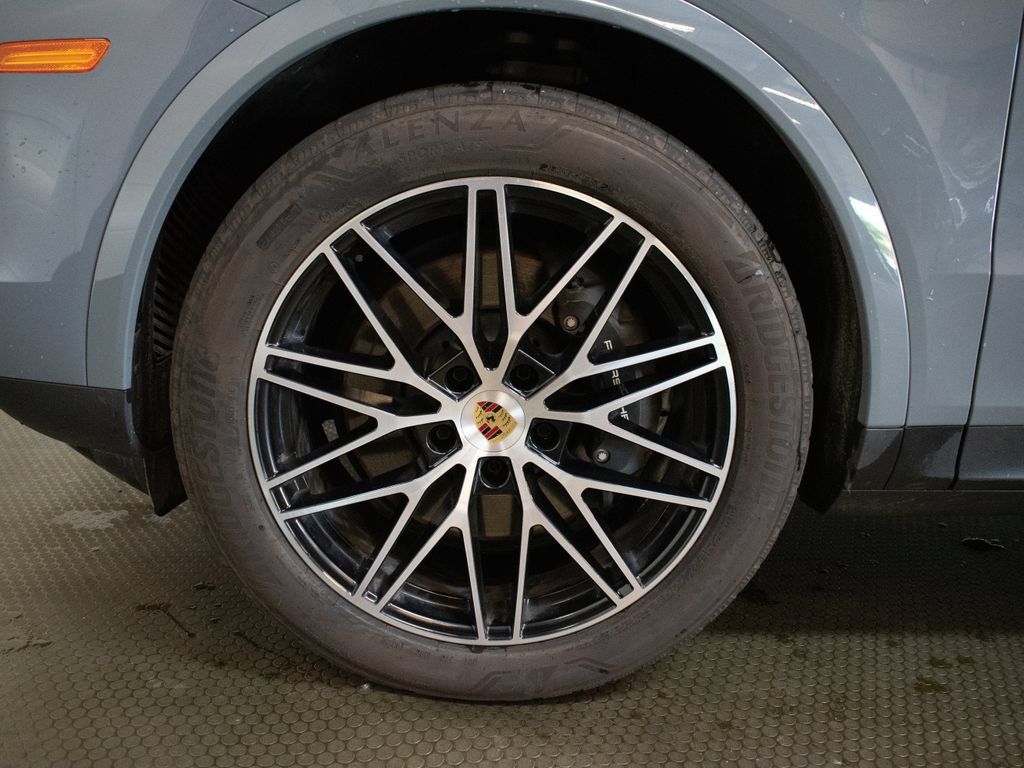 Certified 2024 Porsche Cayenne AWD/4WD image 15