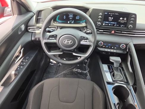 Certified 2025 Hyundai Elantra Hybrid FWD image 13