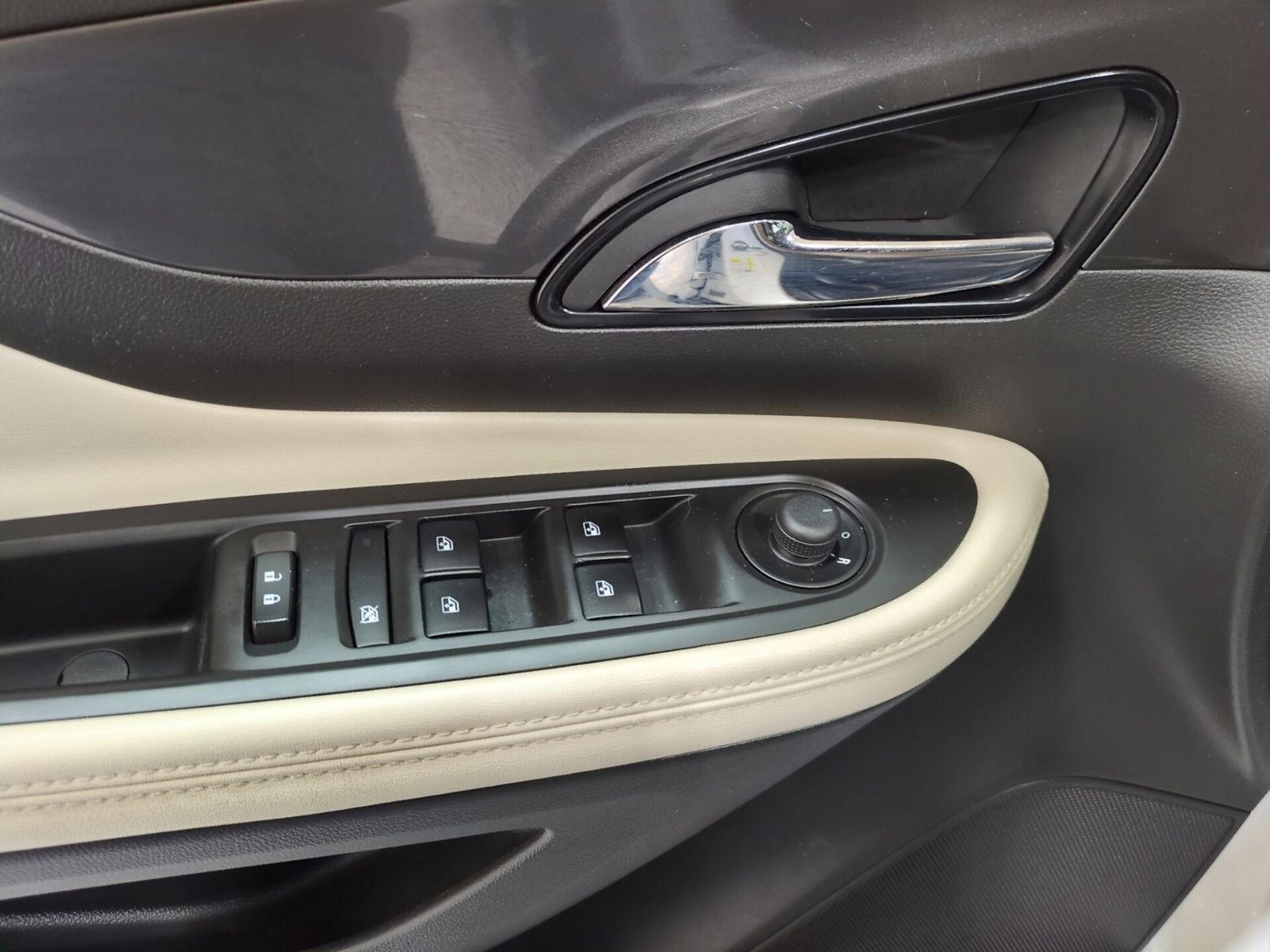 Used 2021 Buick Encore Preferred w/ Safety Package II FWD image 17
