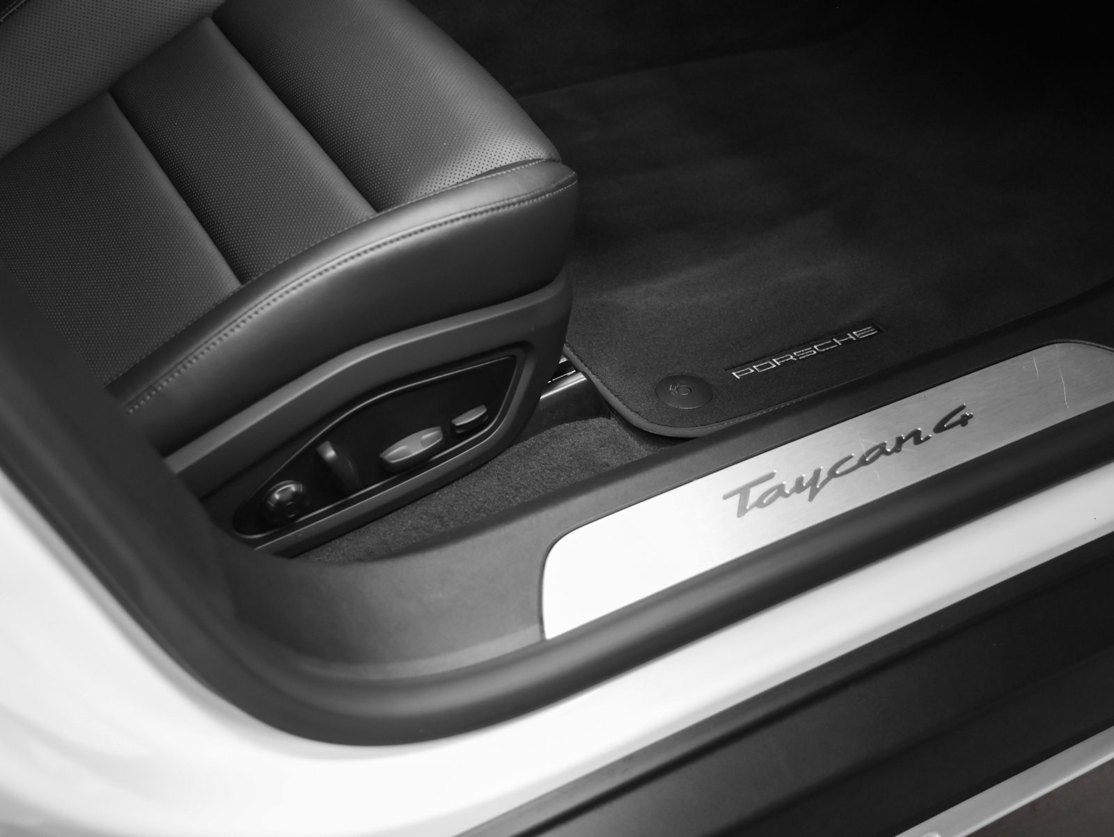 Certified 2025 Porsche Taycan 4 Cross Turismo w/ Premium Package AWD/4WD image 19