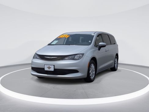 Used 2023 Chrysler Voyager LX FWD image 3
