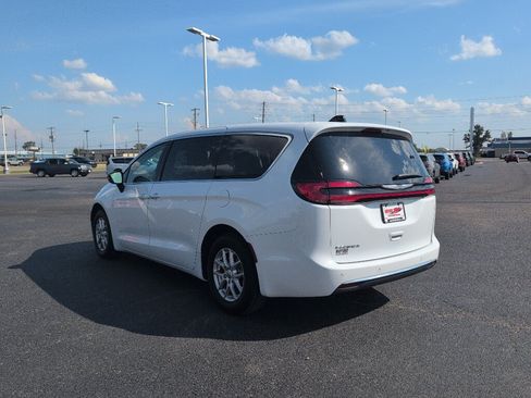 Used 2024 Chrysler Pacifica Touring-L FWD image 5