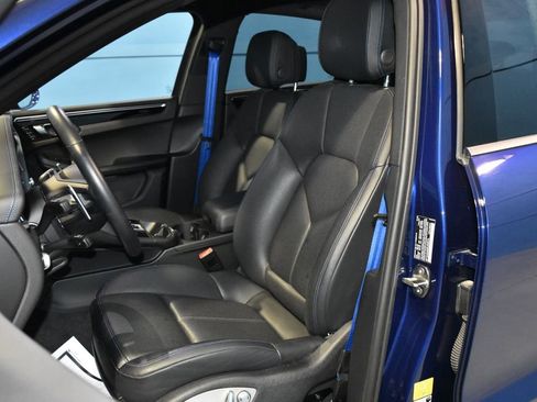 Certified 2024 Porsche Macan image 6