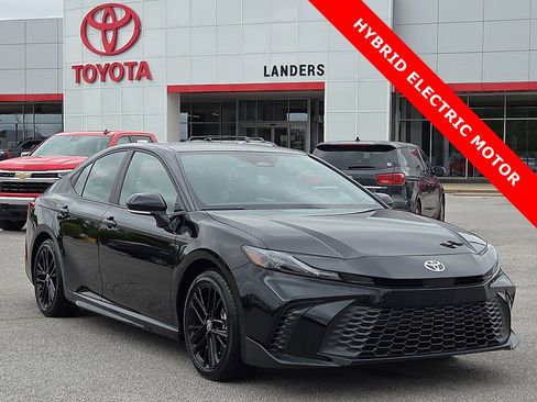 Used 2025 Toyota Camry SE FWD image 1