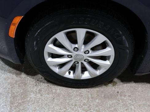 Used 2017 Chrysler Pacifica Touring-L image 9