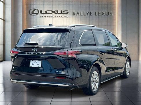 Used 2023 Toyota Sienna Platinum AWD/4WD image 7
